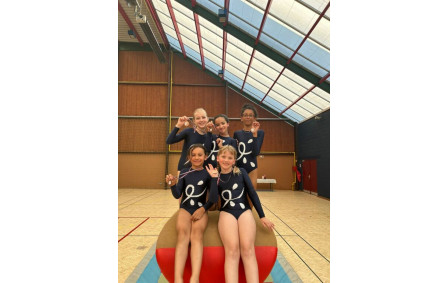 Médailles de bronze pour l'équipe 10/13 ans : Iona, Nour, Alexandra, Luna et Juliette