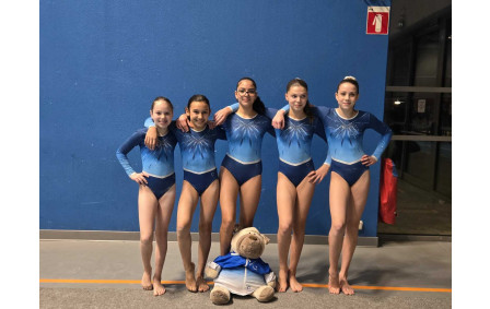 Philaé, Louna, Doha, Teana et Clémence accompagnées de la Mascotte!